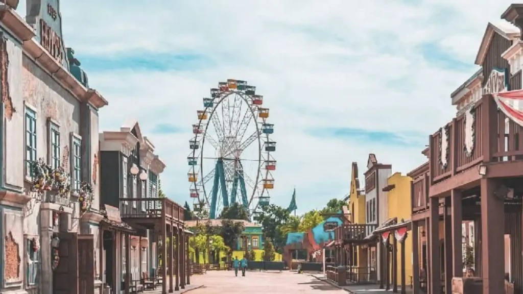 Imagem do Parque Hopi Hari visto do piso com tons azul
