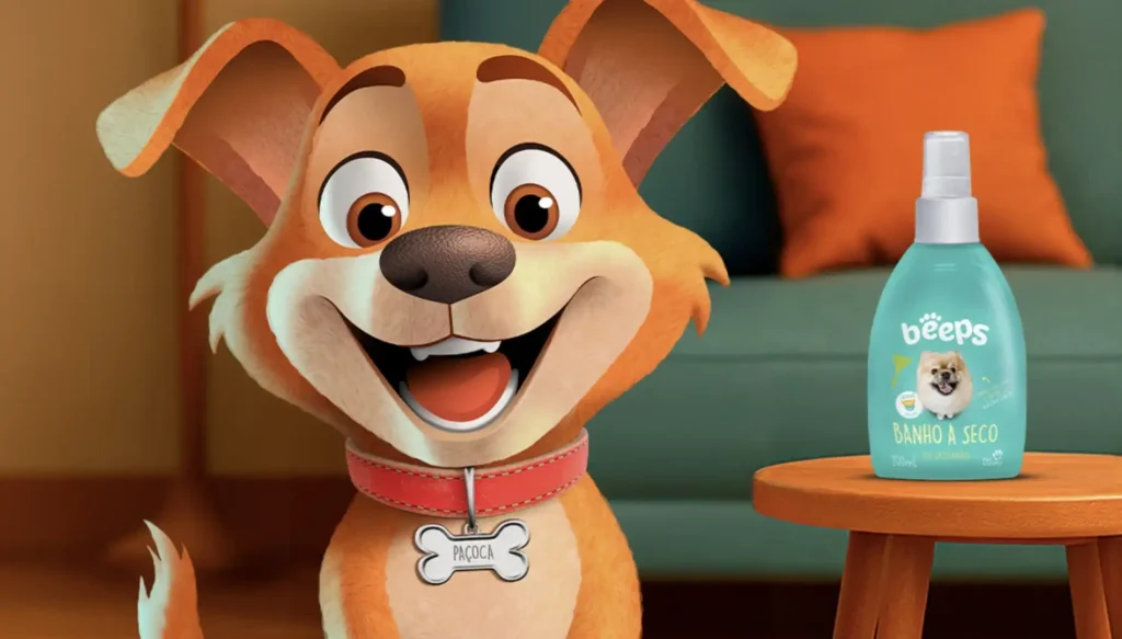 
Um close-up de Paçoca, o cão mascote da marca Beeps, um cachorro caramelo com um sorriso largo, usando uma coleira vermelha com uma plaquinha em formato de osso com o nome "PAÇOCA". Ele está sentado ao lado de uma mesa de madeira baixa, onde há um frasco azul-claro de spray "Beeps Banho a Seco" de 100ml. O fundo é levemente desfocado e mostra uma parte de um sofá verde e uma almofada laranja.