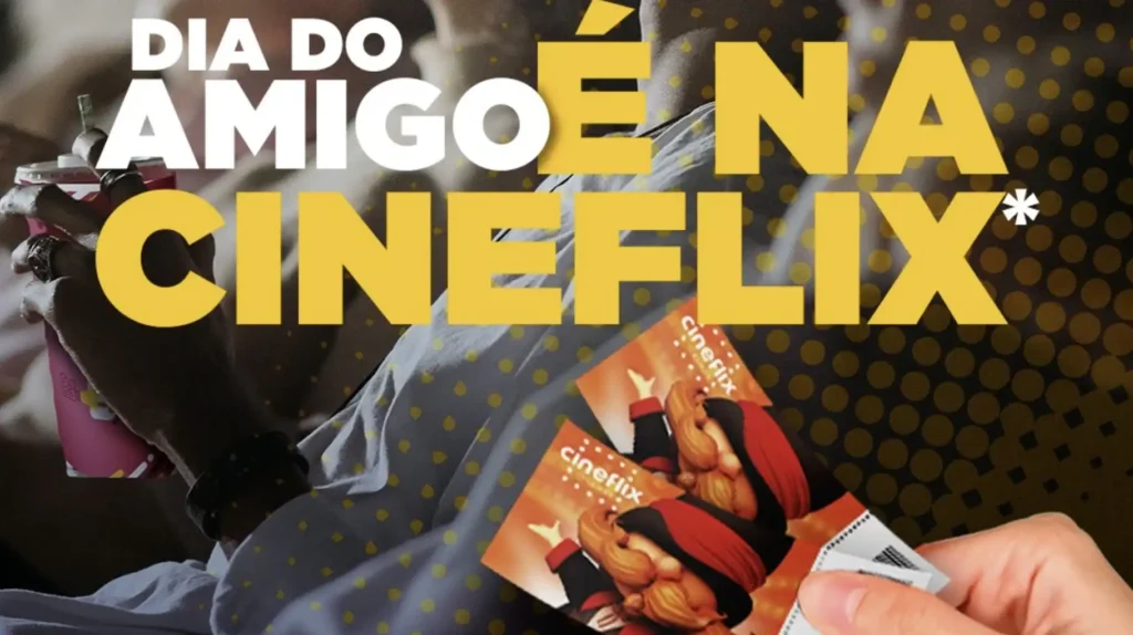 Uma imagem promocional vibrante e dinâmica anuncia o "Dia do Amigo" na Cineflix. O texto em destaque, "DIA DO AMIGO É NA CINEFLIX", ocupa o centro da imagem com letras grandes e amarelas, sobrepondo-se a um fundo desfocado que sugere um ambiente de cinema ou sala de estar aconchegante. No canto inferior direito, uma mão segura dois ingressos de cinema da Cineflix, cada um com o logotipo da empresa e o que parece ser um mascote. Um padrão de pontos amarelos em escala de cinza adorna o fundo, adicionando um toque festivo e moderno. No canto superior esquerdo, um copo ou lata com detalhes em rosa pode ser visto, adicionando um elemento de bebida ou lanche comumente associado a momentos de lazer e filmes. A composição geral transmite a ideia de celebrar a amizade desfrutando de uma experiência cinematográfica na Cineflix.