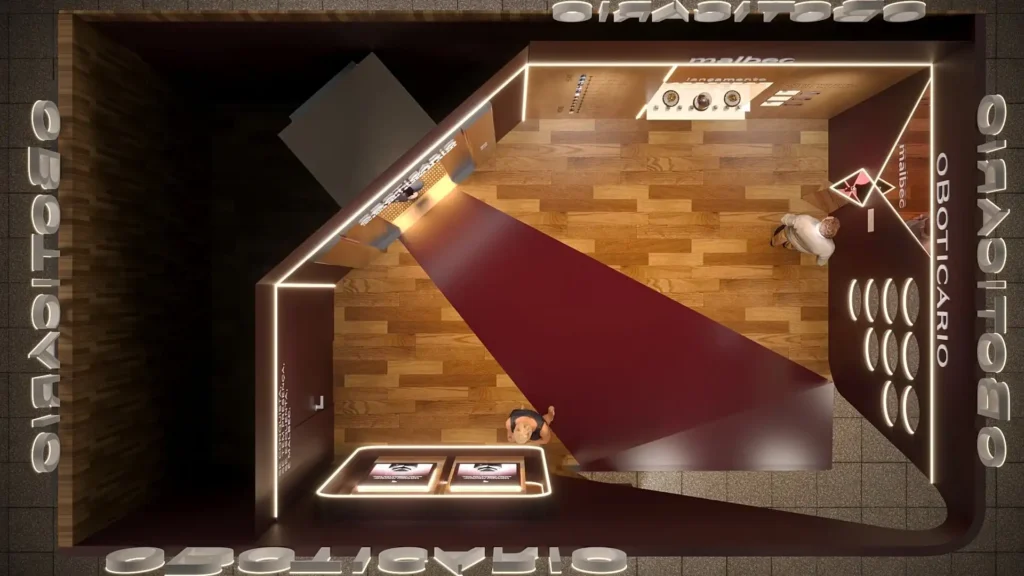 Uma maquete aérea mostra uma ativação de O Boticário. O espaço tem formato retangular com paredes e piso de madeira clara. Uma passarela vermelha se estende do canto superior esquerdo até o centro do ambiente. À direita, um display alto e fino exibe produtos de maquiagem, e abaixo dele há prateleiras circulares brancas. Duas pessoas vestidas de branco observam a maquete. Nas bordas superior, inferior, direita e esquerda da imagem, a palavra "O BOTICÁRIO" está escrita em branco e invertida, simulando um reflexo.