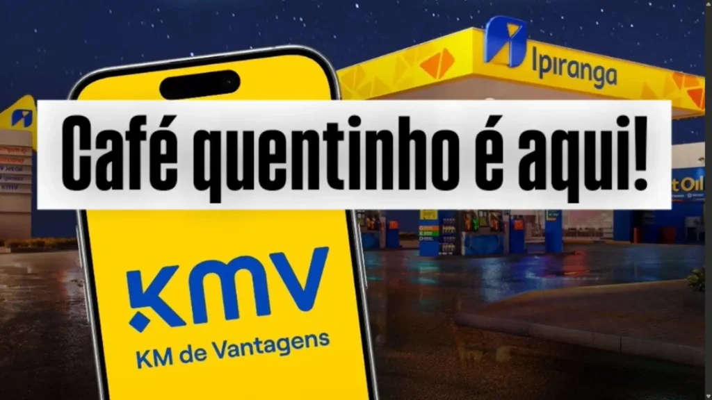 Uma imagem promocional noturna mostra um posto de gasolina Ipiranga em segundo plano, iluminado e com um letreiro azul e amarelo. Em primeiro plano, um smartphone amarelo exibe o logotipo "kmv KM de Vantagens". Uma faixa branca proeminente sobrepõe a tela do celular e parte do posto de gasolina com o texto em português: "Café quentinho é aqui!".
