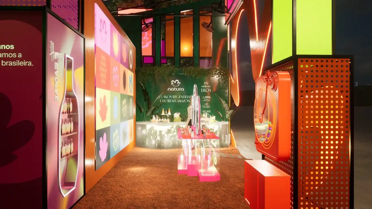 Uma visualização 3D de um estande de exposição vibrante com a marca Natura. O estande tem prateleiras para produtos, sinalização colorida e áreas de experiência, incluindo um balcão e uma área de exibição de produto no centro. A iluminação neon e os gráficos de parede contribuem para a atmosfera moderna e animada.