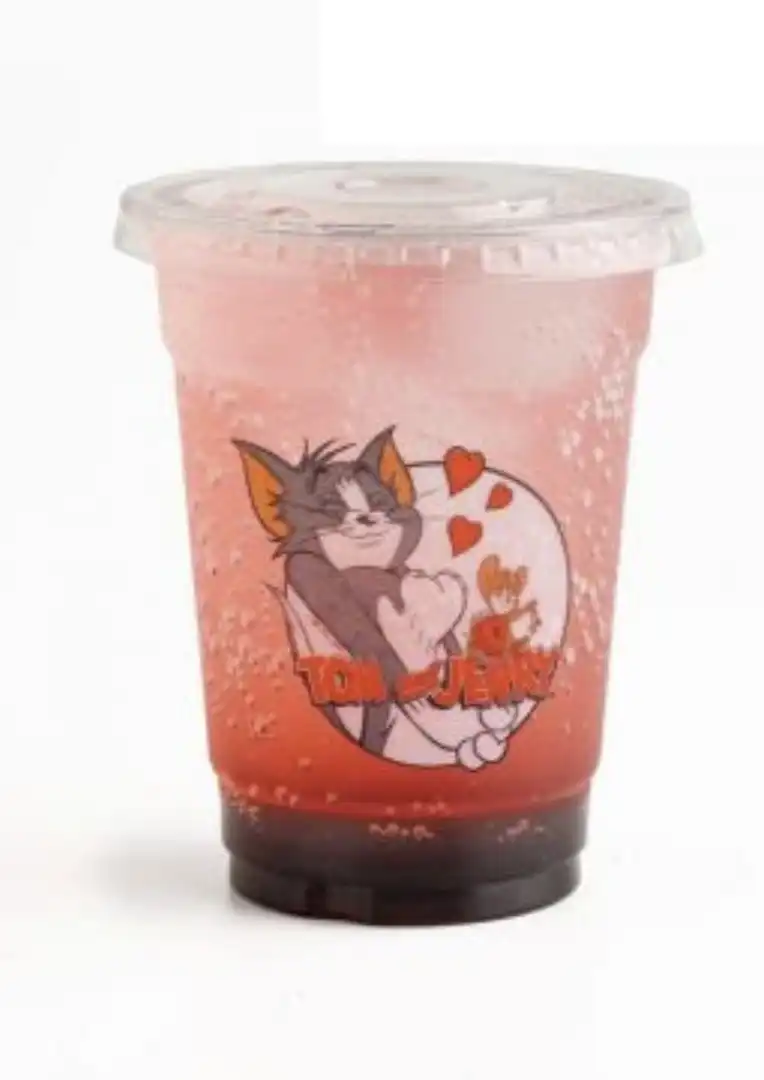 Copo com bebida rosa de Tom e Jerry, com adesivo do personagem Tom.