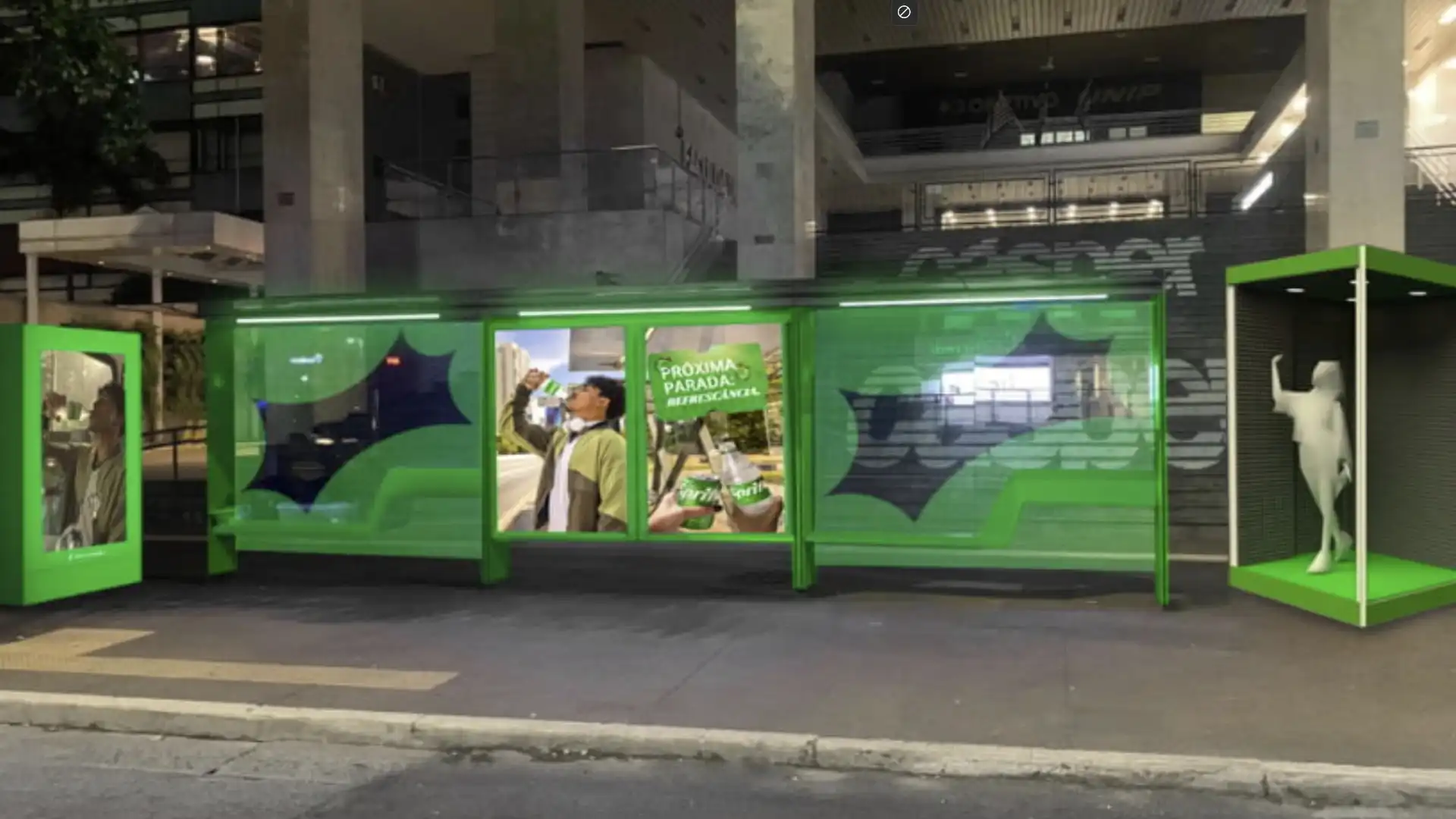 Ponto de ônibus personalizado da campanha Sprite Zero, com uma cabine de vidro para gritos.