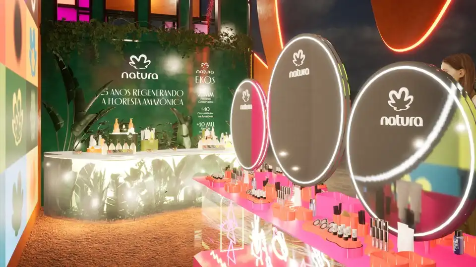 Visualização 3D de um estande de exposição da Natura focado na linha Ekos. O estande tem balcões de exibição iluminados com produtos, folhagem e grandes painéis redondos com o logotipo da marca.