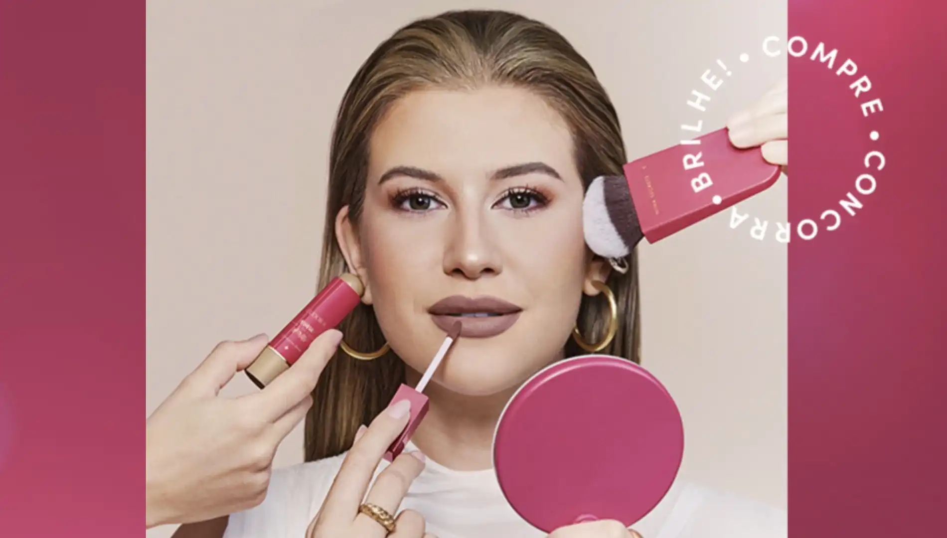 Mulher jovem com maquiagem aplicando batom, com um espelho e um pincel de maquiagem.