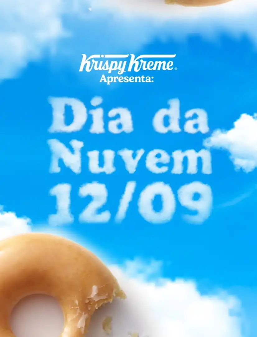 Um close-up de uma rosquinha da Krispy Kreme com uma mordida, no canto inferior esquerdo.
