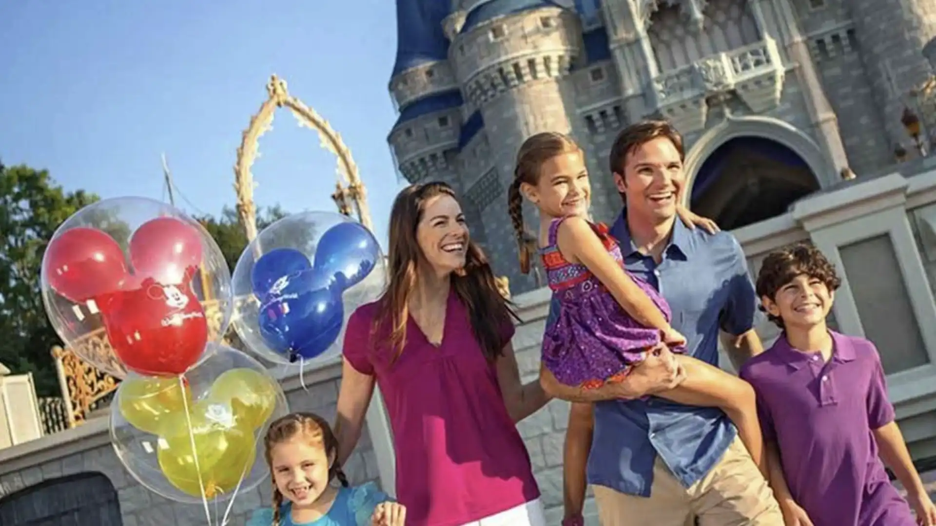 Uma família em frente ao Castelo da Cinderela na Disney.