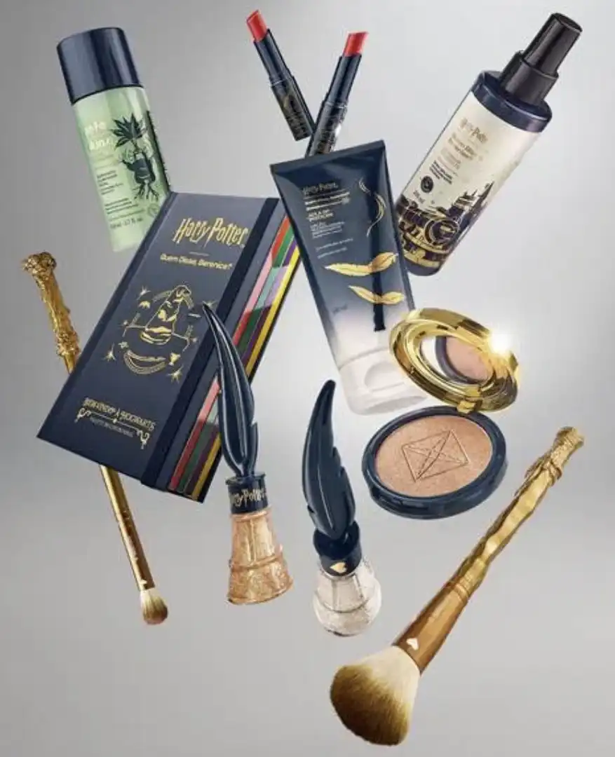Produtos de maquiagem e pincéis da coleção Harry Potter.