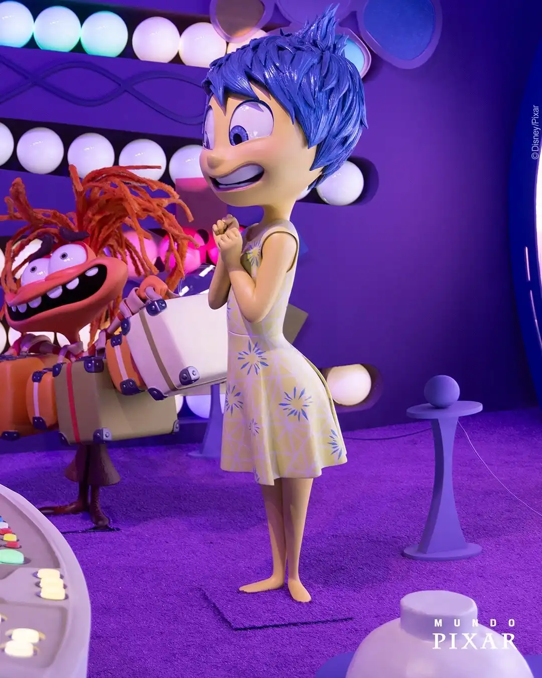 Estátuas de Joy e Fear, personagens do filme 'Divertidamente' da Pixar.