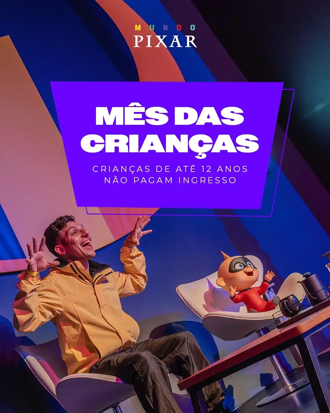 O ator Rodrigo Lombardi posa em frente a uma estátua do personagem Zezé, de 'Os Incríveis'.