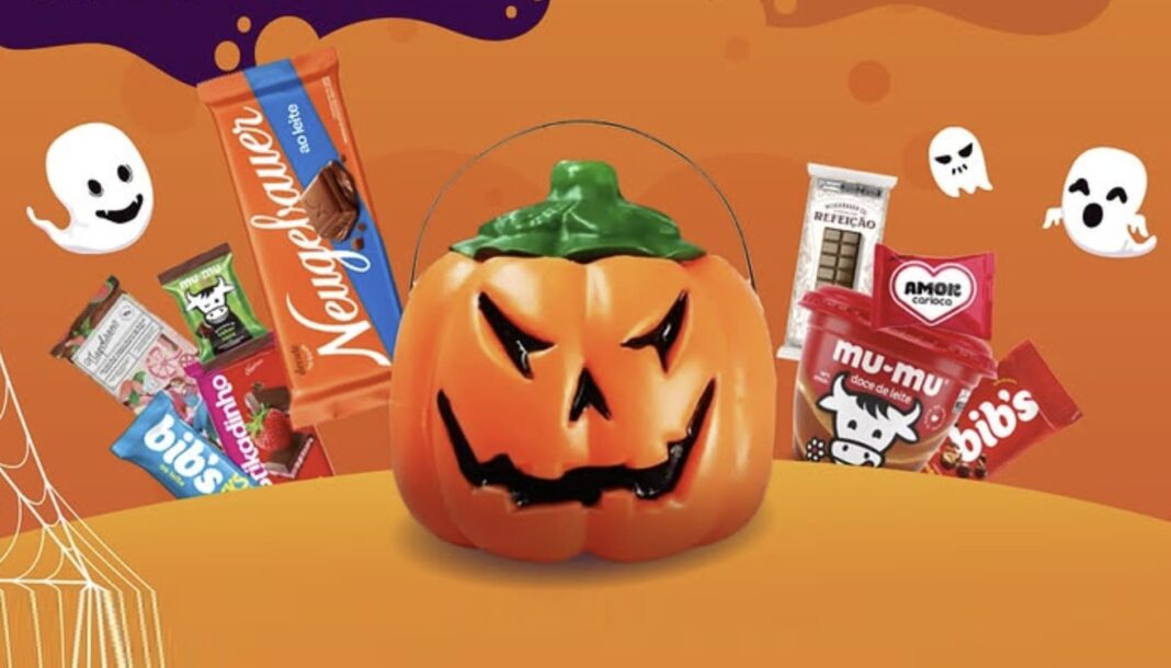 Balde de abóbora de Halloween cheio de chocolates Neugebauer, incluindo barras e doces Mu-Mu e Bib's.