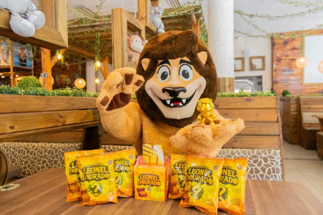 Mascote de leão de pelúcia com boneco dourado, rodeado por produtos 