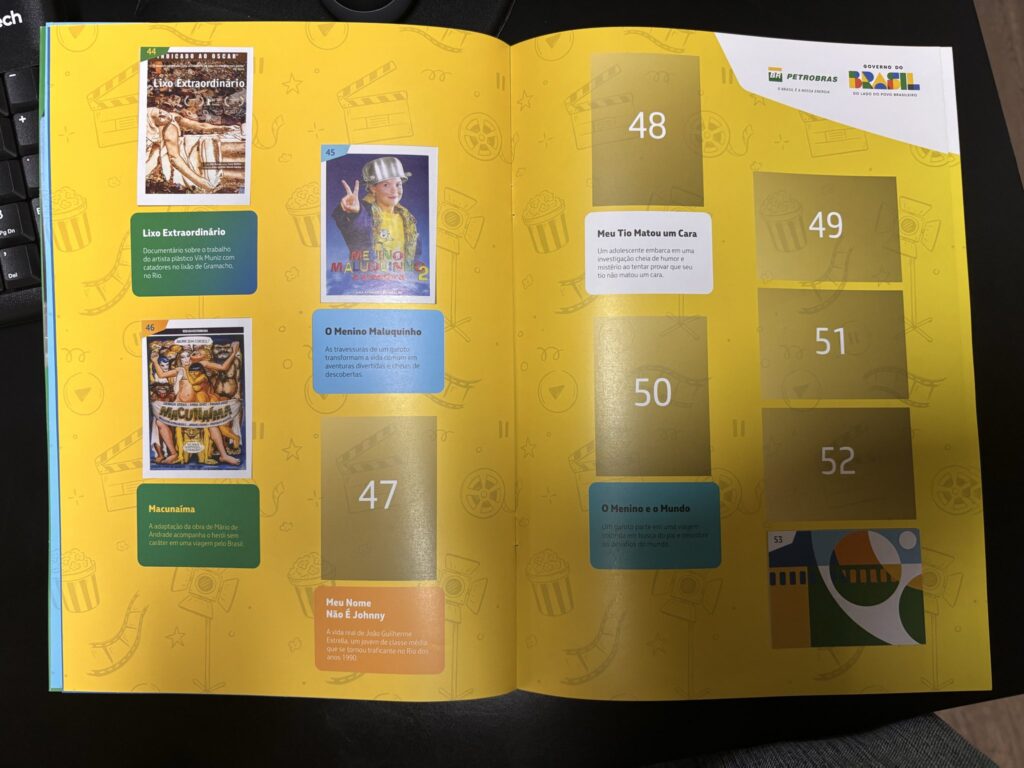 Página de álbum de figurinhas "Livro Ilustrado do Cinema Brasileiro" com figurinhas de filmes como "Lixo Extraordinário", "Meu Nome Não é Johnny", "Macunaíma", "O Menino Maluquinho 2" e "O Menino e o Mundo".