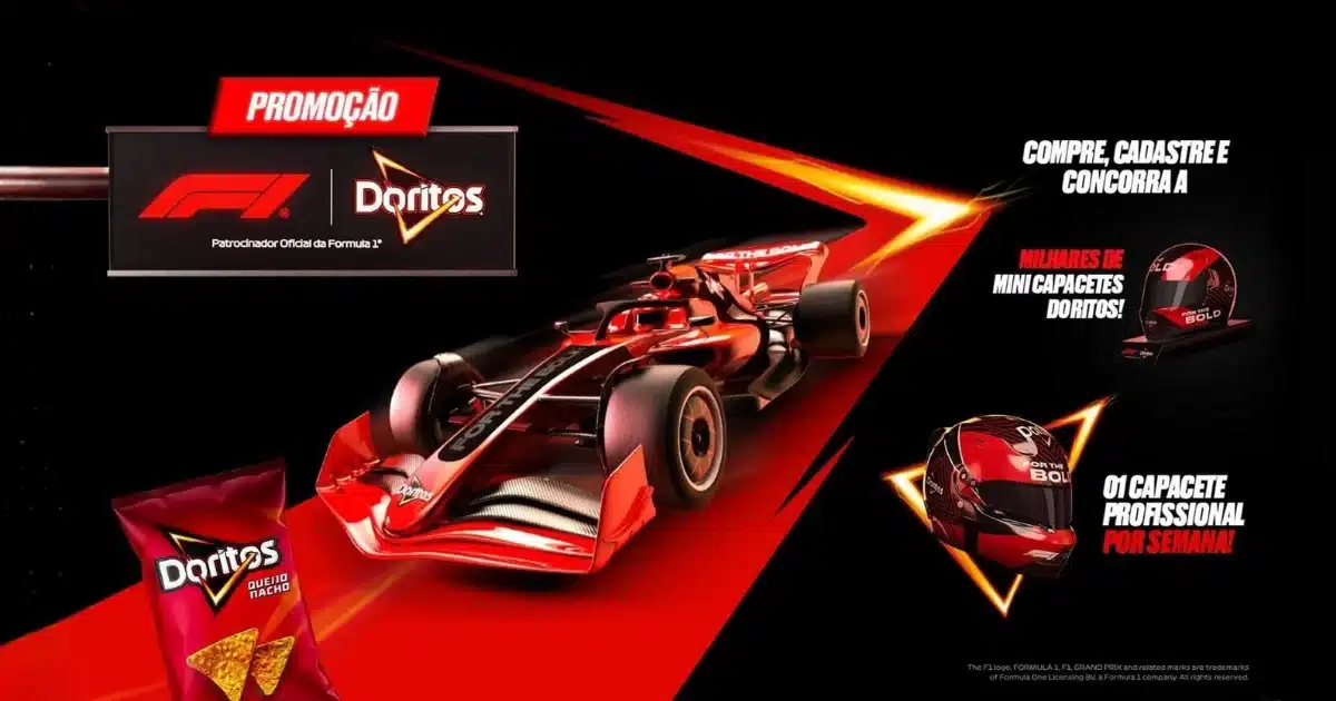 Banner de promoção da Doritos e Fórmula 1 com carro de corrida vermelho, pacote de Doritos, e capacetes.