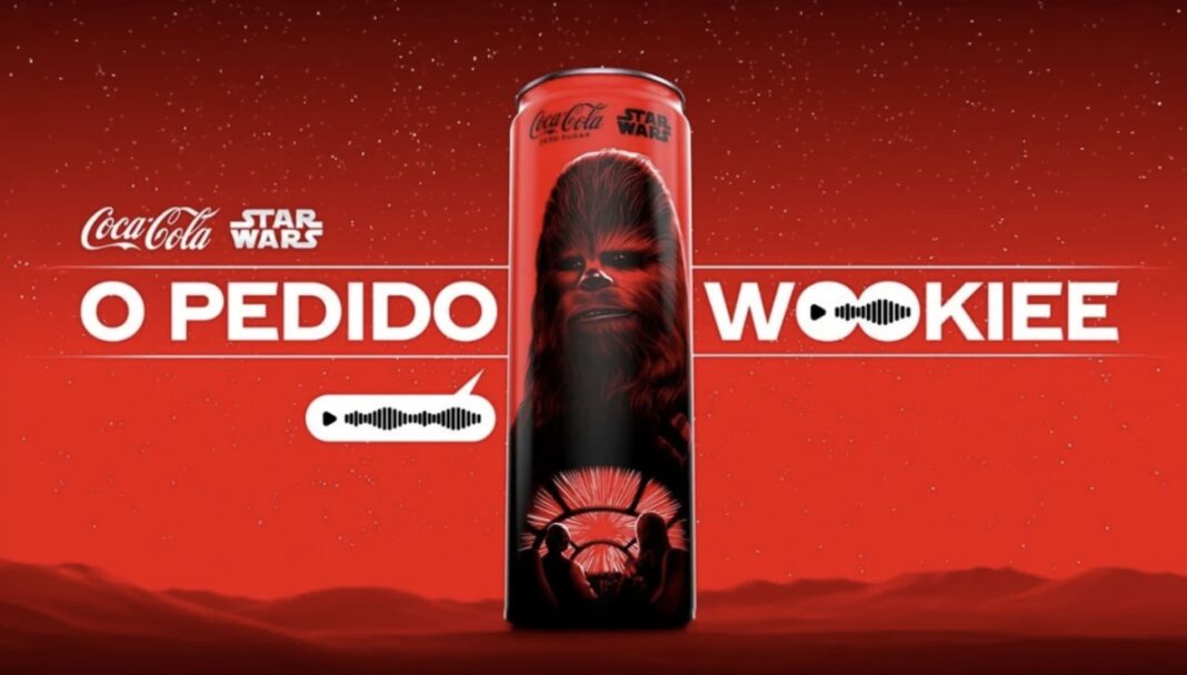 Banner promocional de Coca-Cola Star Wars com uma lata vermelha escura estampada com Chewbacca. O texto diz 