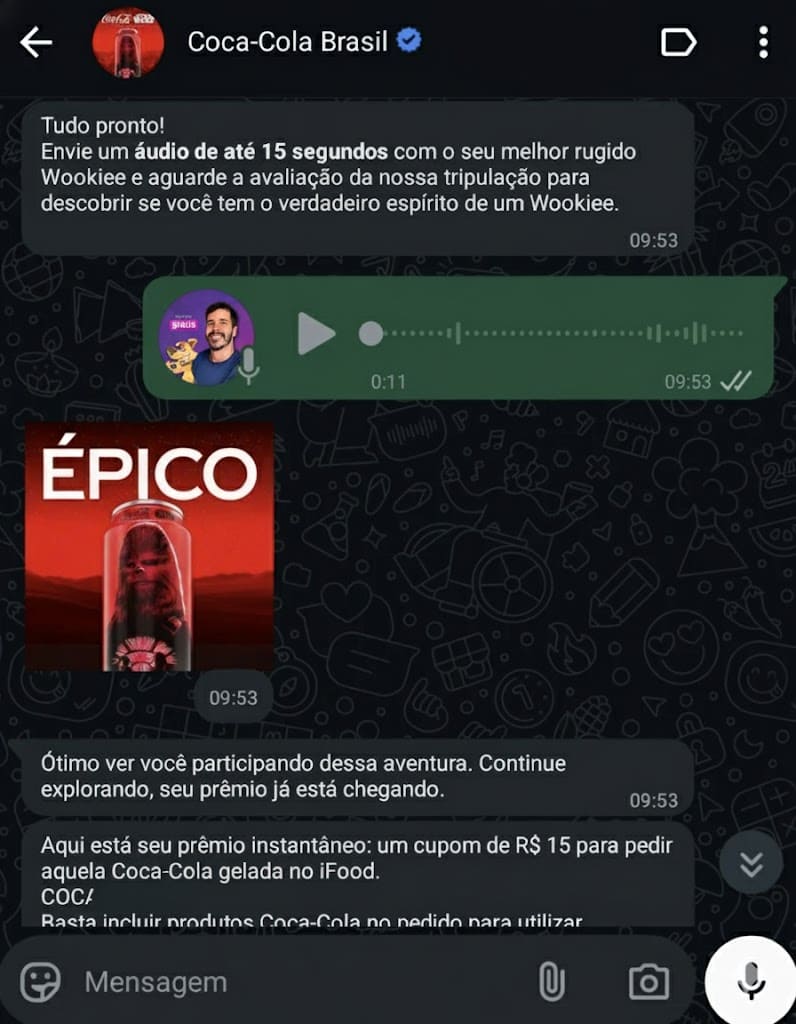 Captura de tela de uma conversa de WhatsApp da Coca-Cola Brasil. A conversa promove um desafio do "rugido Wookiee", onde o usuário envia um áudio e recebe uma resposta com uma imagem temática do Chewbacca com a palavra "ÉPICO", seguida da mensagem de que ganhou um cupom de R$ 15 para iFood.