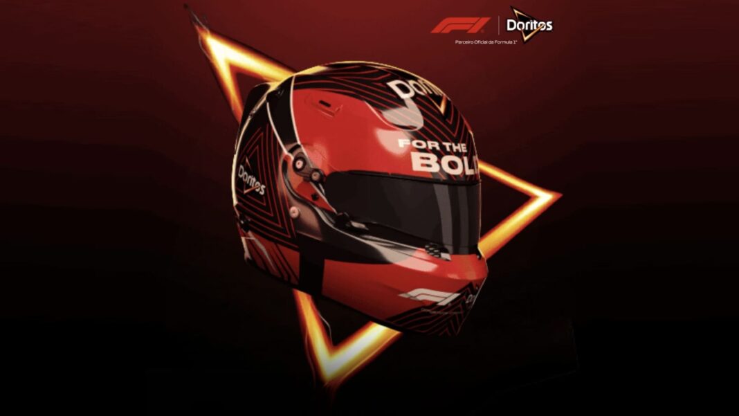 Capacete de Fórmula 1 em vermelho e preto com as marcas F1 e Doritos, com a frase 