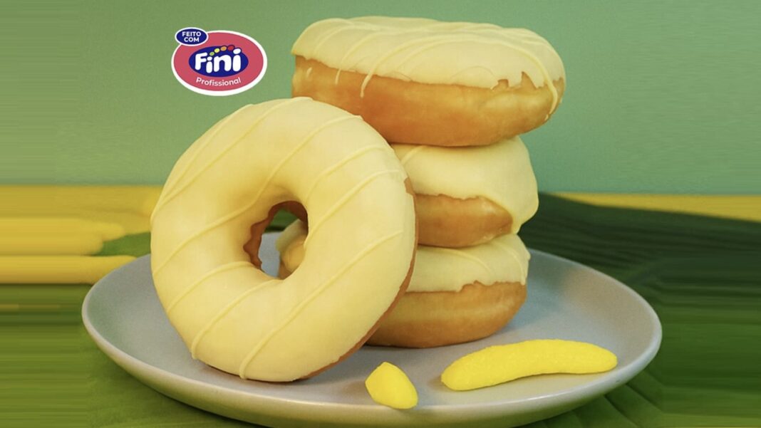 Quatro donuts de cobertura branca e logo Fini.