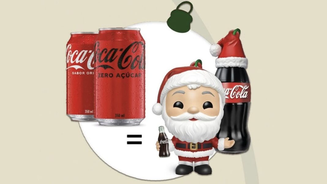 Duas latas de Coca-Cola Zero e Original, um boneco estilizado do Papai Noel segurando uma minigarrafa de Coca-Cola, e uma garrafa de Coca-Cola em formato de Papai Noel, com um símbolo de igualdade entre as latas e os brindes.