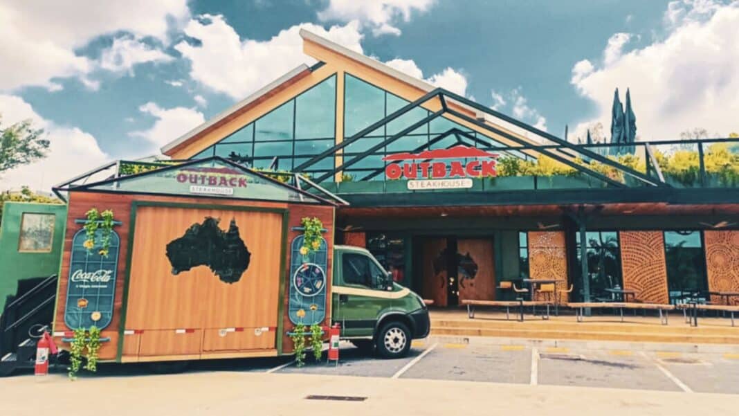 Um food truck temático do Outback Steakhouse e Coca-Cola, estilizado como uma 
