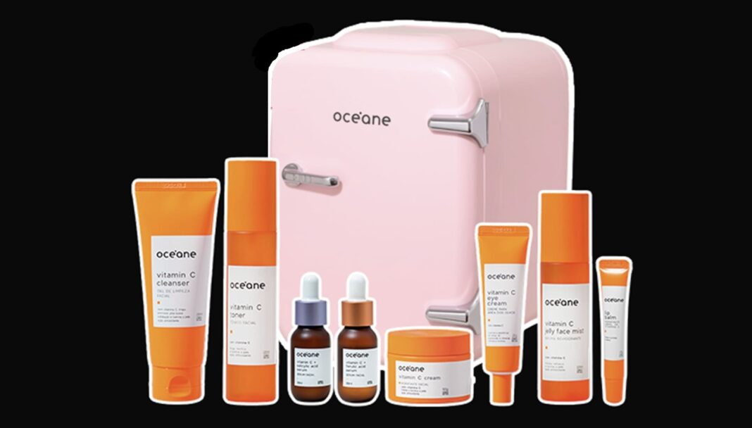 Mini geladeira rosa da Océane com kit completo de skincare da linha Vitamina C (cleanser, toner, séruns, creme, creme para olhos e balm).