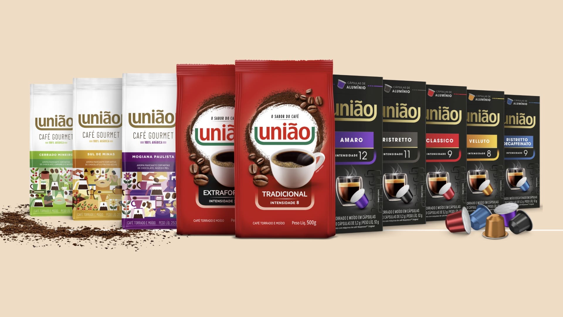 Exposição de produtos de café União, incluindo grãos torrados e moídos, e diversas cápsulas de café.