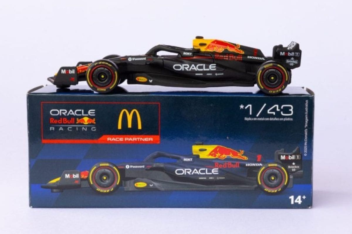 Miniatura de um carro de Fórmula 1 da Oracle Red Bull Racing em escala 1/43, em cima de sua caixa de embalagem, que mostra o logotipo do McDonald's.