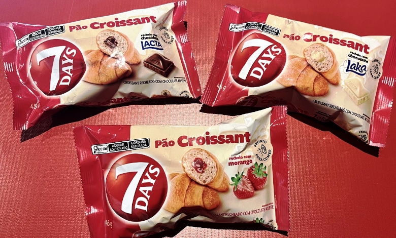 Van de distribuição vermelha da marca 7Days com o texto "EXPERIMENTE" e uma mão segurando um croissant da marca.