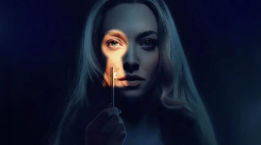 Amanda Seyfried olha através de uma silhueta de buraco de fechadura projetada em seu rosto, segurando uma chave.