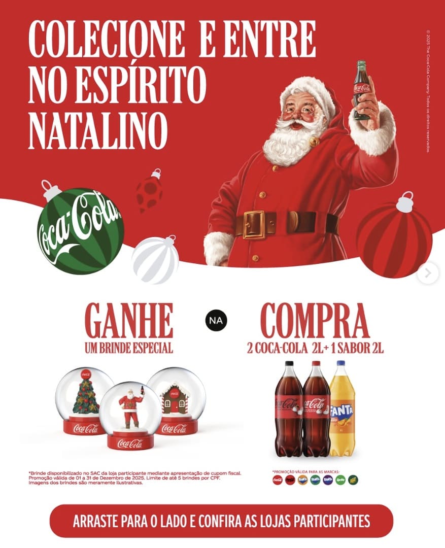 Banner de Natal da Coca-Cola: "Colecione e entre no espírito natalino". Papai Noel segurando uma Coca-Cola, oferecendo um brinde especial (globo de neve) na compra de 2 Coca-Cola 2L + 1 sabor 2L (Fanta, Sprite, etc.).