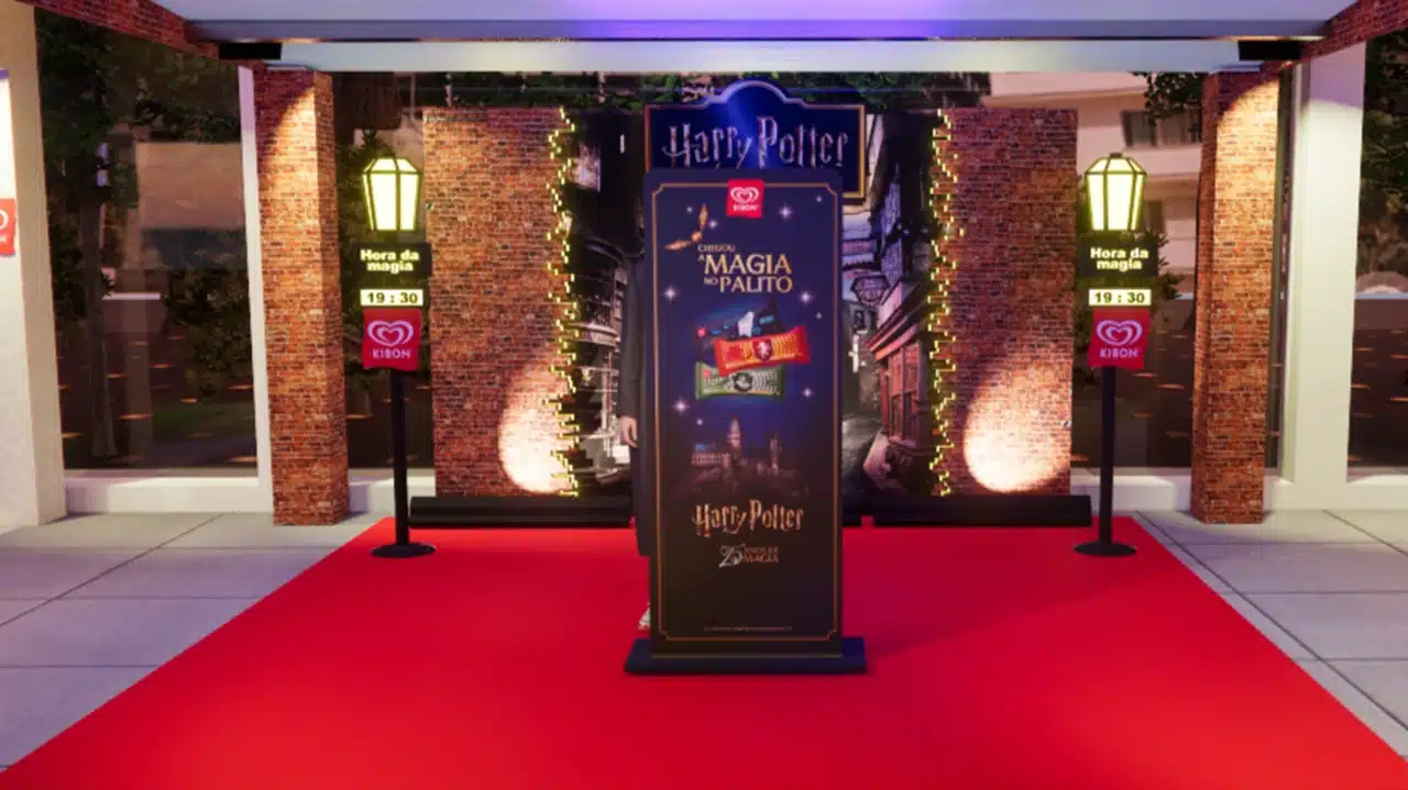 Picolé rosa em uma avenida, vestido como Harry Potter com capa, cachecol da Grifinória, óculos e varinha. O fundo mostra uma rua movimentada com prédios clássicos e ônibus de Londres.