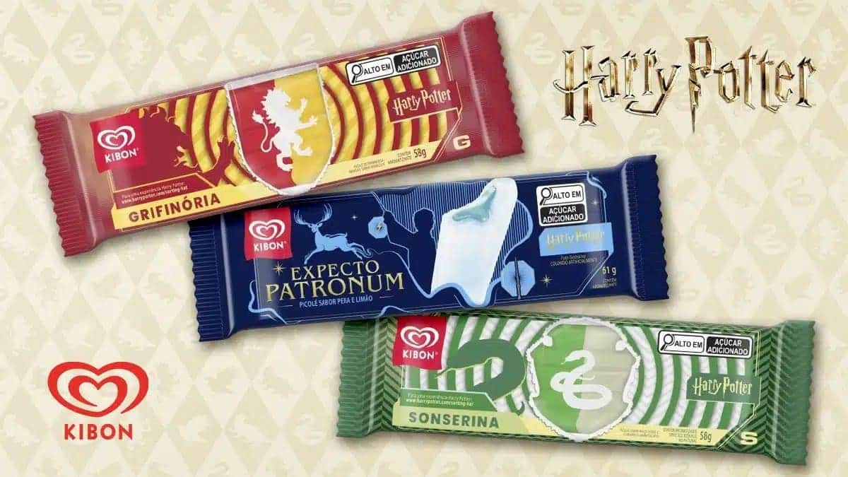 Três picolés (sorvetes em palito) da marca Kibon inspirados em Harry Potter, com embalagens representando as casas de Hogwarts. O vermelho é "Grifinória", o azul é "Expecto Patronum" (com um picolé branco em forma de cervo), e o verde é "Sonserina". As embalagens também exibem o selo "Alto em Açúcar Adicionado".