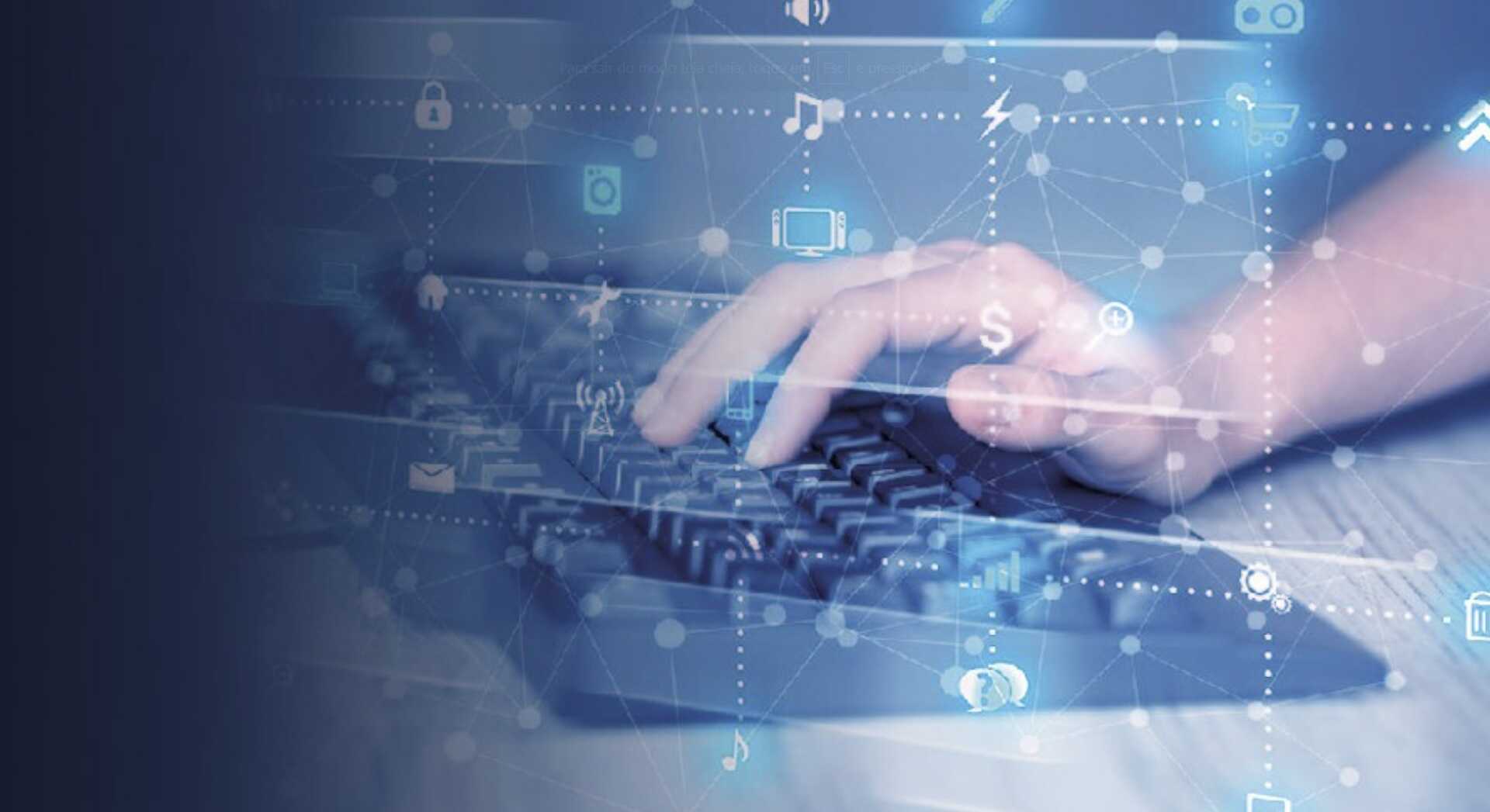 Close de uma mão digitando em um teclado de computador com uma sobreposição gráfica de ícones digitais e conexões em rede.