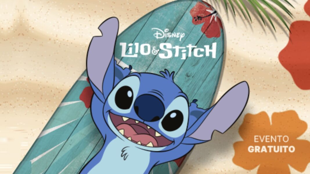 Personagem Stitch, da Disney, sorrindo e deitado sobre uma prancha de surfe azul em uma praia de areia. No topo, o logotipo de 