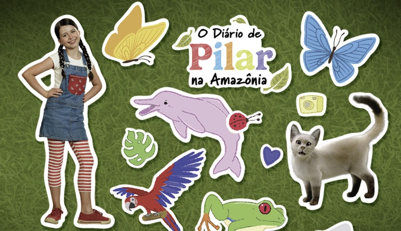 Pilar, uma menina de tranças e macacão jeans, cercada por adesivos ilustrados de animais da Amazônia, como um boto-cor-de-rosa, uma arara e um sapo, sobre um fundo de grama verde.