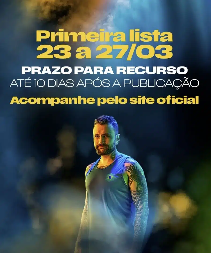 Banner informativo sobre prazos de resultados. Na parte superior, o texto destaca a "Primeira lista" de 23 a 27/03 e orientações sobre recursos. Abaixo, a imagem de um atleta de pele clara, com barba e tatuagens nos braços, vestindo uma regata azul com a bandeira do Brasil. O fundo apresenta efeitos de luz e fumaça em tons de azul e dourado.