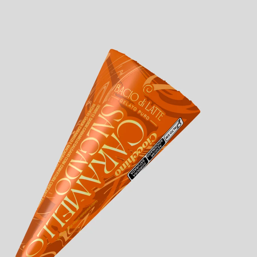 Embalagem em formato de cone do gelato Ciocchino Caramello Salgado, da Bacio di Latte, em tons de laranja e dourado sobre fundo cinza claro.