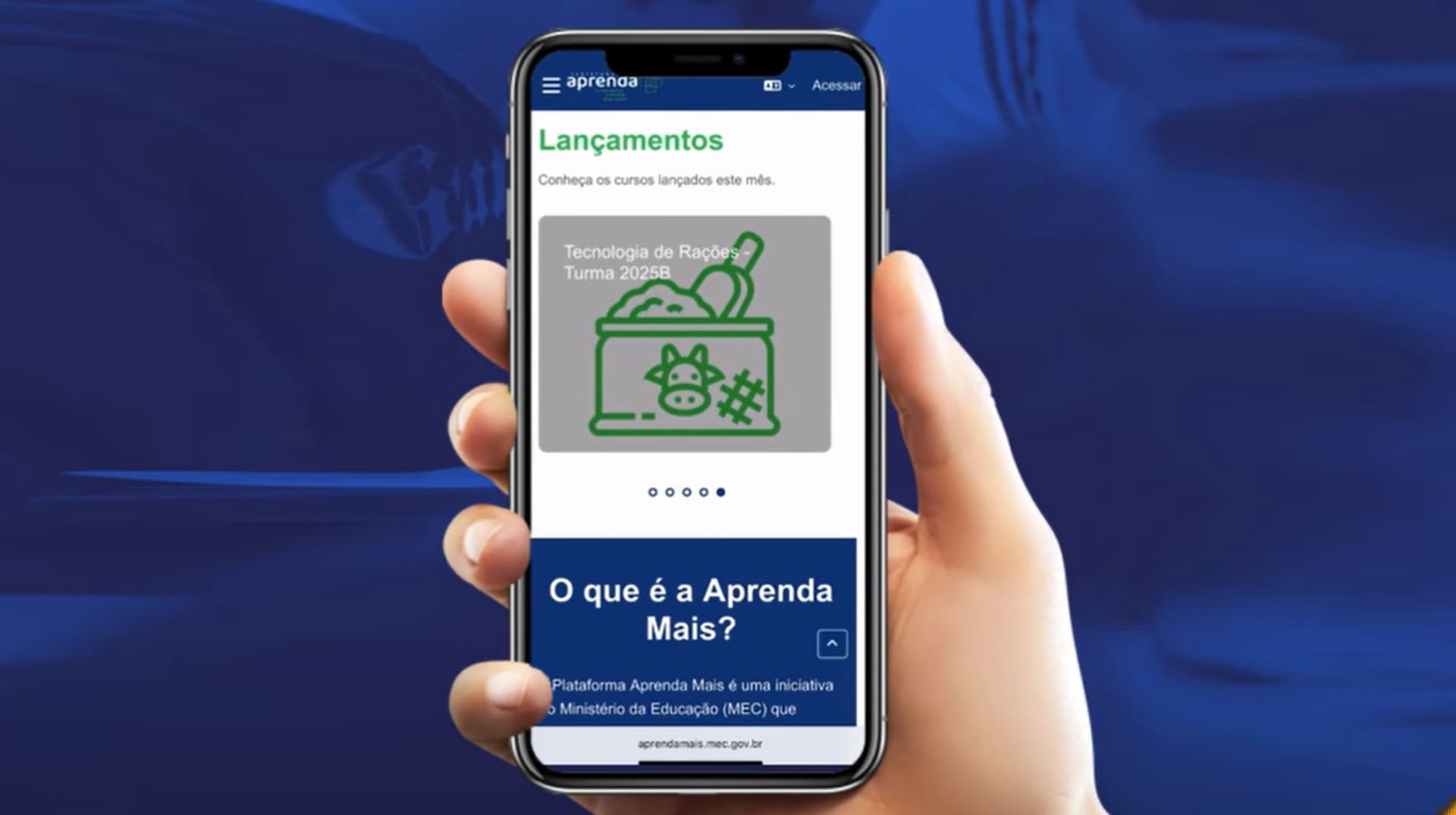 Uma mão segura um smartphone exibindo o site "Aprenda Mais" do MEC. Na tela, destaca-se o lançamento do curso "Tecnologia de Rações - Turma 2025B".