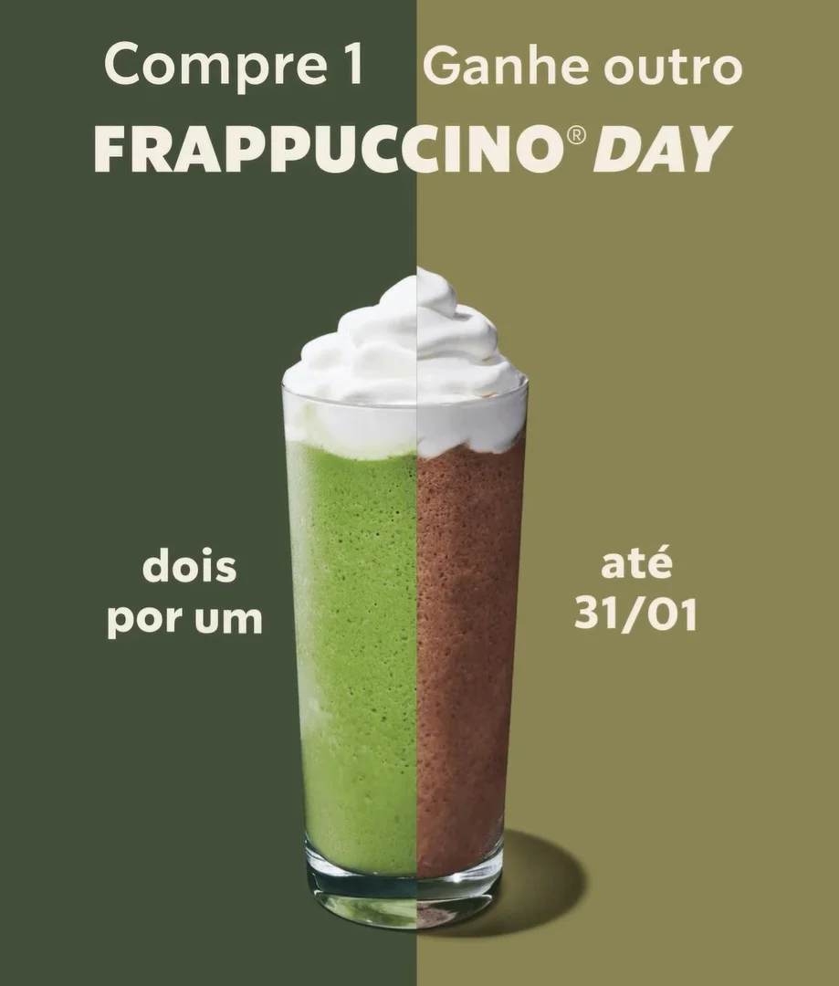 Banner promocional "Frappuccino Day" do Starbucks com a frase "Compre 1 Ganhe outro". A imagem central mostra um copo dividido ao meio: o lado esquerdo é um frappuccino verde (chá verde) e o direito é marrom (café ou chocolate), ambos com cobertura de chantilly. O fundo é dividido em dois tons de verde oliva.