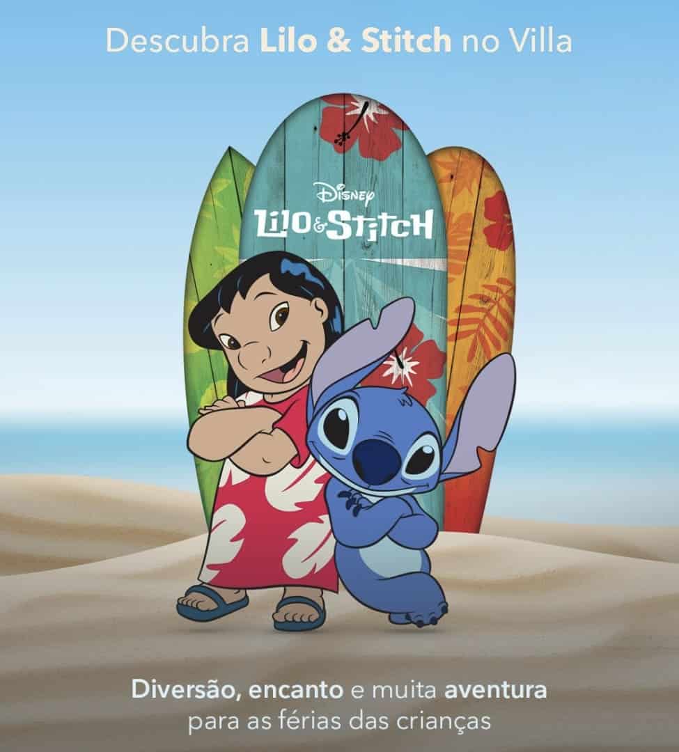 Banner promocional com Lilo e Stitch em uma praia. Ambos estão de braços cruzados e sorrindo à frente de três pranchas de surfe coloridas. No topo, lê-se "Descubra Lilo & Stitch no Villa" e, na base, "Diversão, encanto e muita aventura para as férias das crianças".