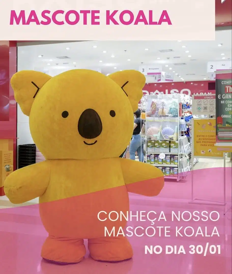 Close de uma cosplayer da personagem Sakura Haruno, de Naruto, com cabelos curtos cor-de-rosa, olhos azuis e traje ninja vermelho com detalhes em cinza.