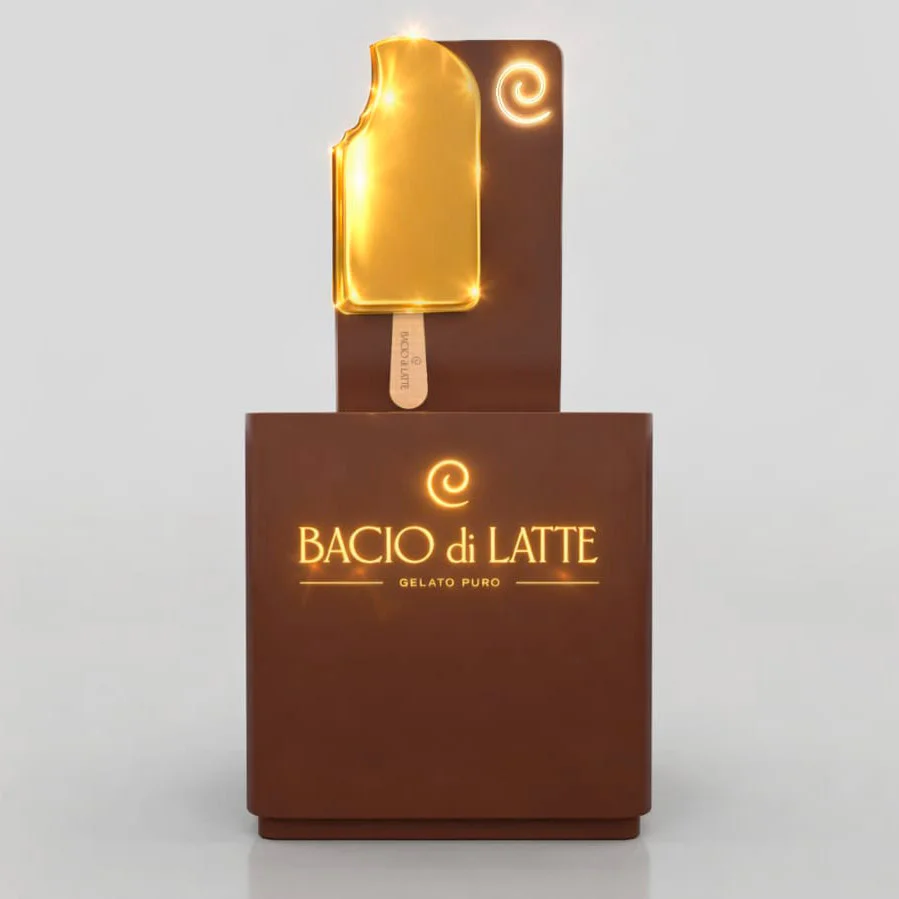 Embalagem em formato de cone do Ciocchino Caramello Salgado da Bacio di Latte, com design em tons de laranja, dourado e letras brancas.