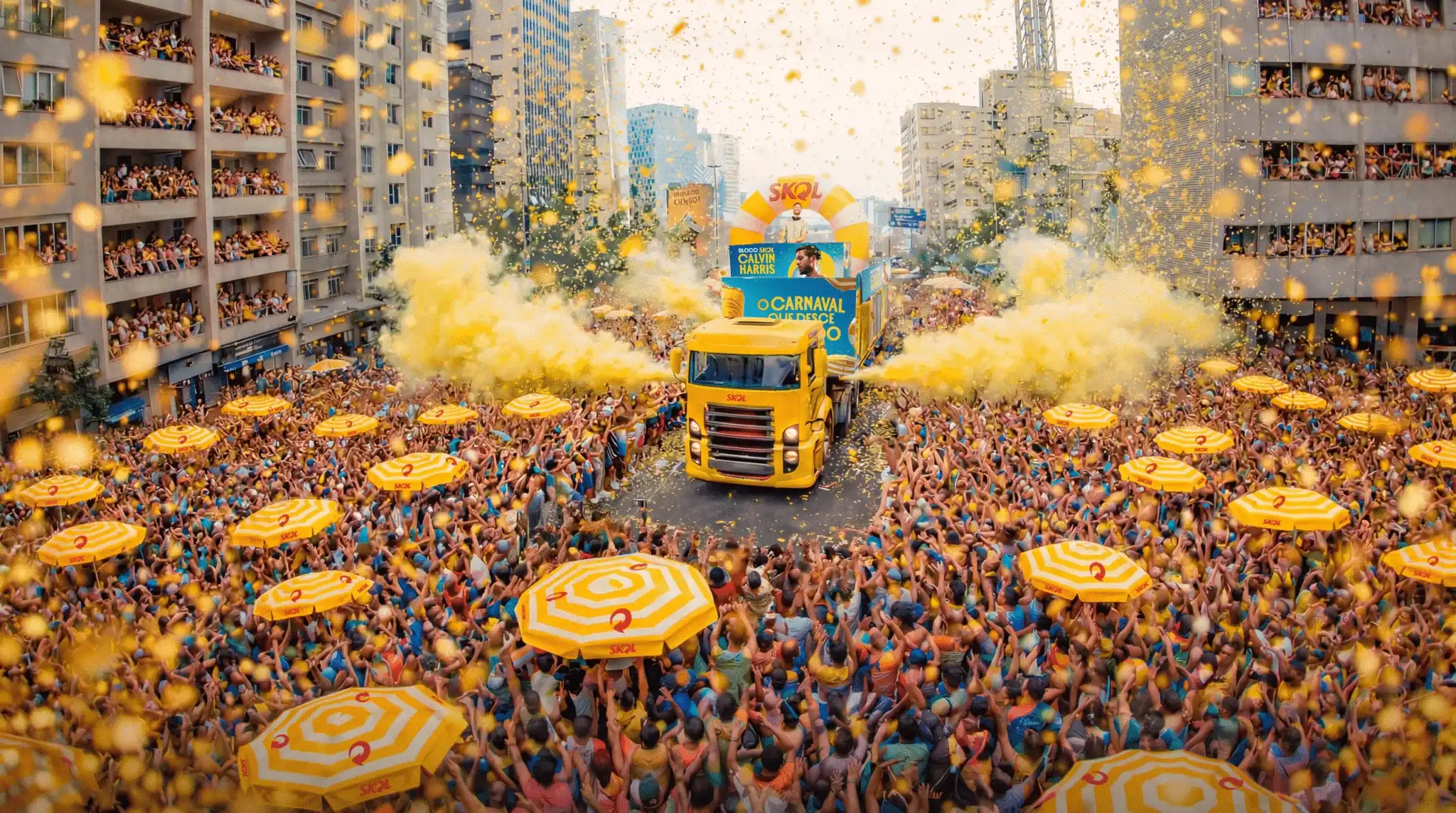 Imagem aérea de um trio elétrico amarelo da Skol com o anúncio "Bloco Skol Calvin Harris" em uma avenida lotada durante o Carnaval. O caminhão solta fumaça amarela para os lados enquanto uma multidão com guarda-sóis amarelos celebra sob uma chuva de confetes dourados.