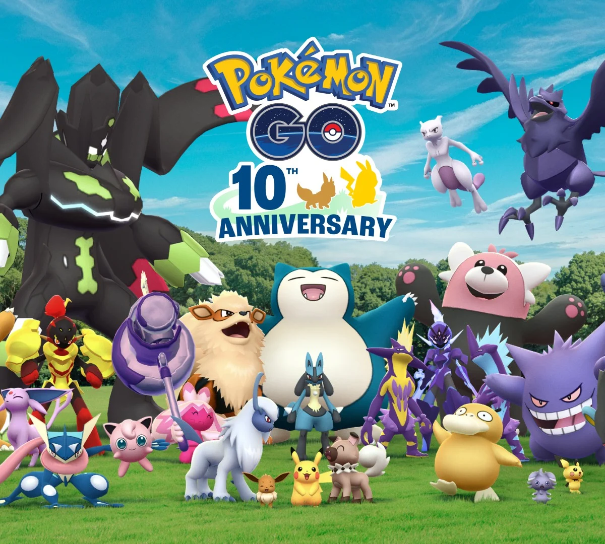 Ilustração oficial de aniversário do Pokémon GO com diversos Pokémon reunidos em um campo gramado sob um céu azul.
