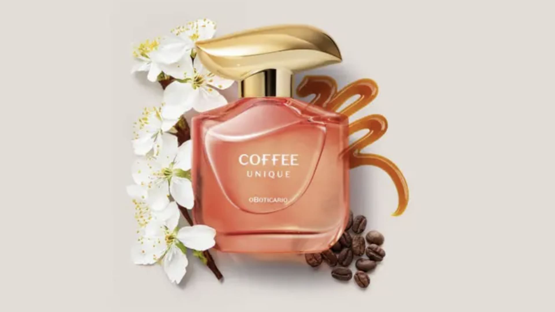 Frasco de perfume Egeo Choc High em tom vinho escuro sobre fundo cinza claro. Um morango com chocolate derretido repousa no topo do frasco, cercado por ramos de lavanda roxa, quadradinhos de chocolate em barra e pequenas sementes brancas.