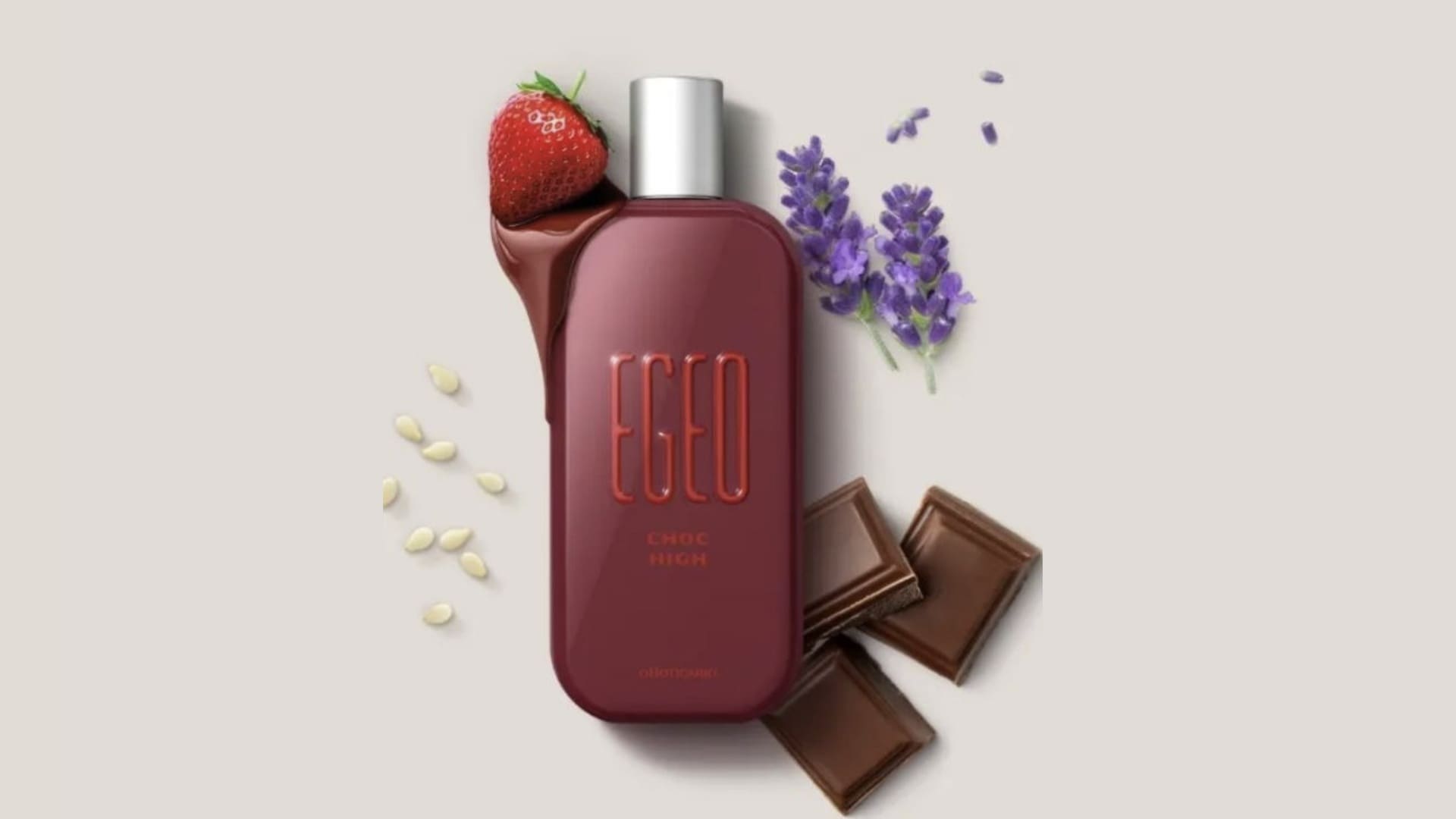 Um frasco de perfume "Egeo Choc High" na cor bordô, posicionado verticalmente. Ao redor dele, elementos que sugerem sua fragrância: um morango coberto por chocolate derretido no topo, pedaços de chocolate em barra na base, flores de lavanda e pequenos grãos ao lado. O fundo é cinza claro neutro.