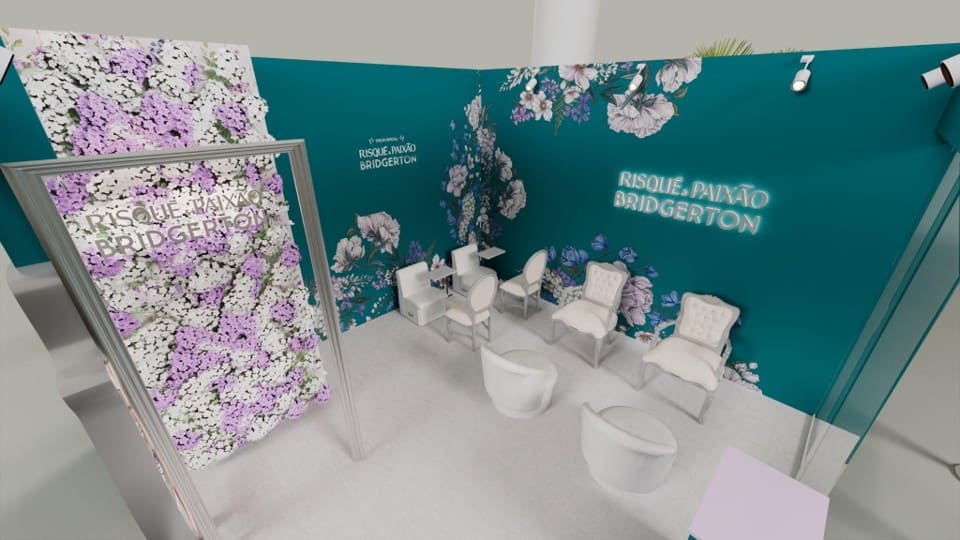 Renderização 3D de um stand promocional da colaboração 'Risqué, Paixão e Bridgerton' em tons de azul-petróleo e branco, decorado com flores e móveis clássicos.
