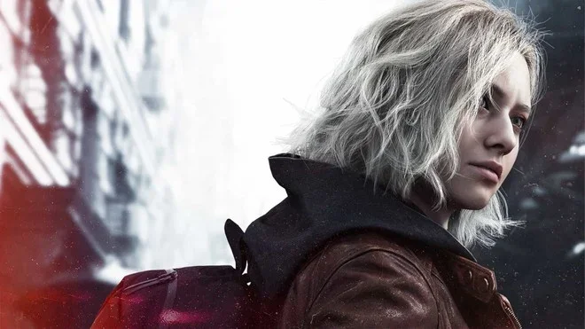 Close de perfil de uma jovem com cabelos loiros acinzentados e curtos, vestindo uma jaqueta de couro marrom e mochila, em um cenário urbano desfocado com tons de vermelho e branco.