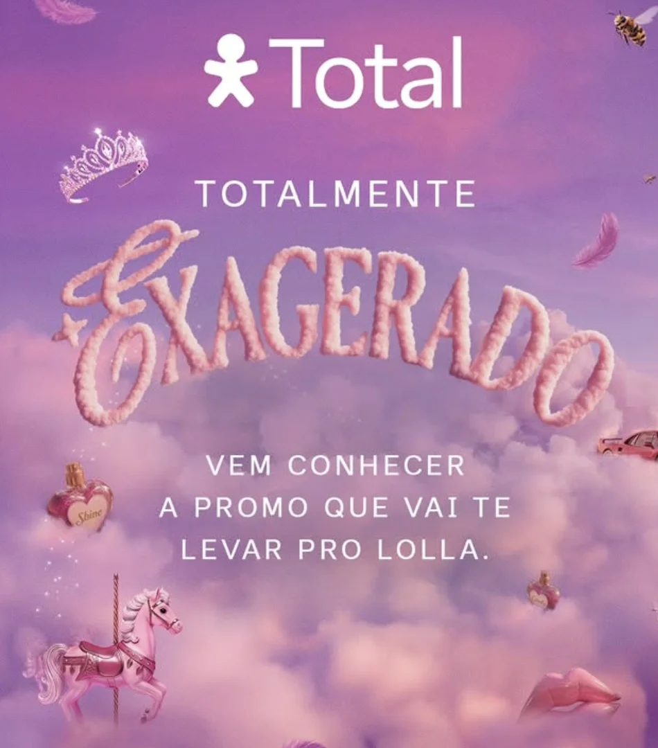 Banner publicitário da Vivo Total com a frase "Totalmente Exagerado" escrita em letras de nuvem rosa sobre um céu lilás, com elementos flutuantes como um cavalo de carrossel, coroa e frascos de perfume.